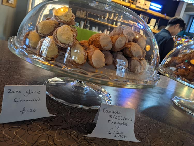 Fine Italian zaba glione cannonli & Sicikuab Frabgola cake